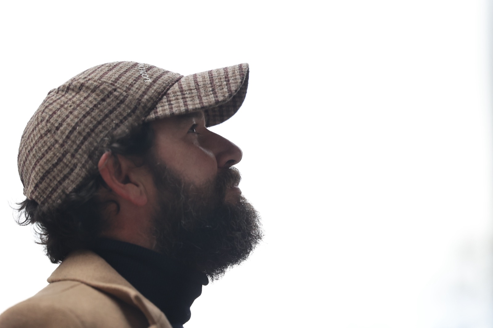 Ramón Maqueda de perfil, con gorra, mirando hacia arriba