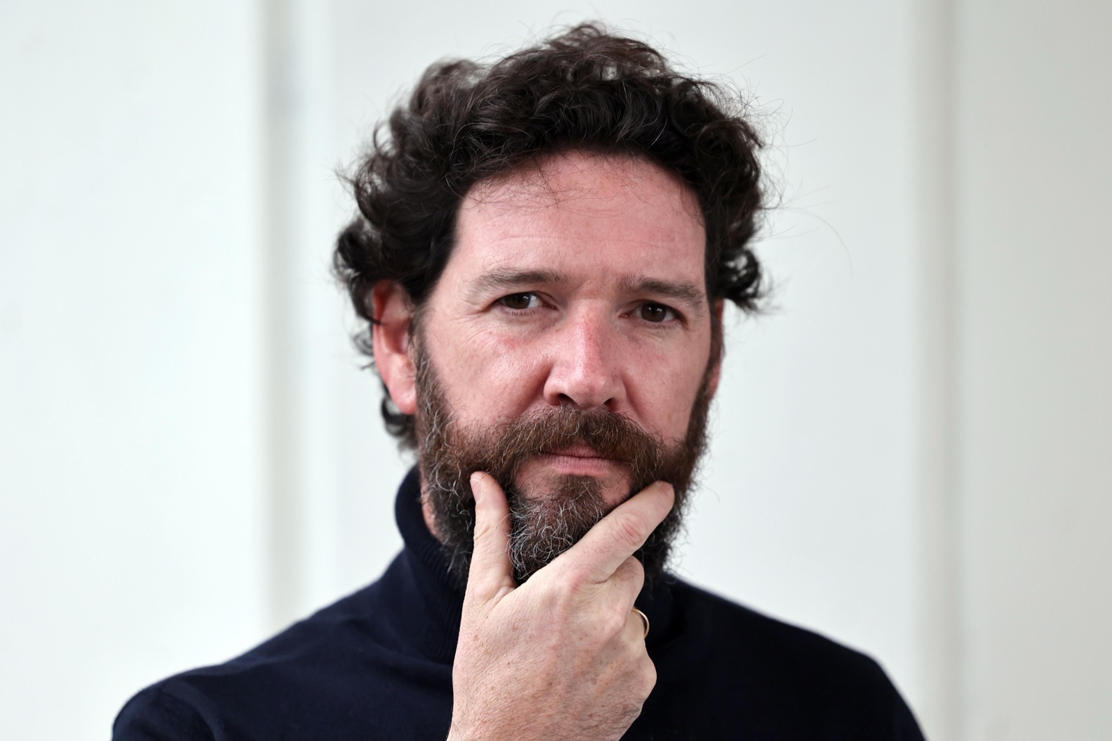 Ramón Maqueda pensativo, con la mano en la barbilla